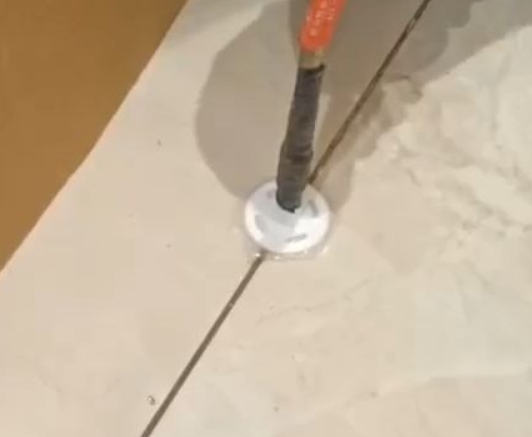 秭归瓷砖空鼓维修公司专业解答瓷砖在铺贴过程中，如果没有涂抹均匀到位的粘结材料（如水泥砂浆或瓷砖胶），可能会导致以下问题
